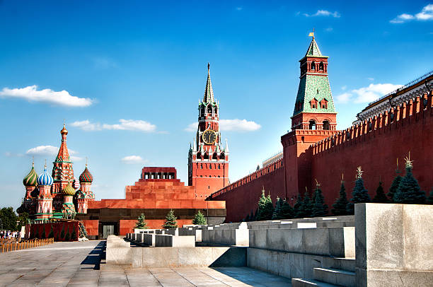 la plaza roja y al kremlin de moscú mausoleo de lenin - moscow russia russia red square st basils cathedral fotografías e imágenes de stock