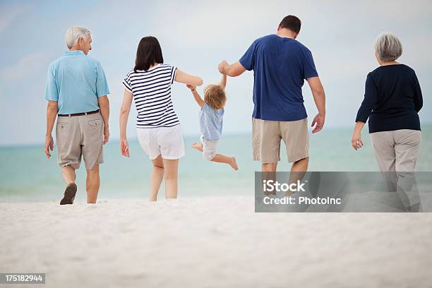 Drei Generation Familie Am Strand Stockfoto und mehr Bilder von Familie mit mehreren Generationen - Familie mit mehreren Generationen, Hände halten, Strand