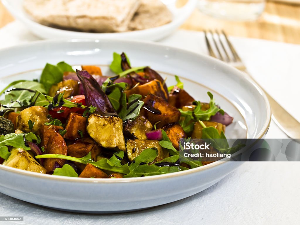 Salada de legumes assados com vinagre balsâmico - Foto de stock de Salada royalty-free