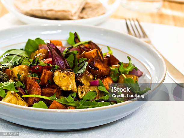 Foto de Salada De Legumes Assados Com Vinagre Balsâmico e mais fotos de stock de Salada - Salada, Batata Doce, Assado