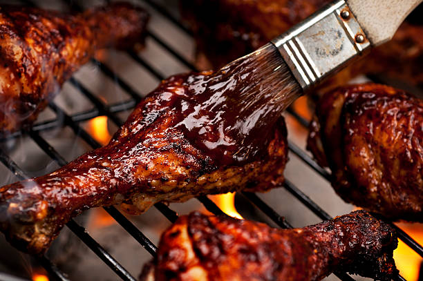 frango de churrasco - grilled chicken barbecue chicken chicken leg chicken imagens e fotografias de stock