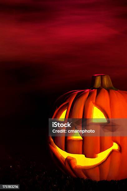 Foggy Jack Olantern Stockfoto und mehr Bilder von Dekoration - Dekoration, Festliches Ereignis, Fotografie