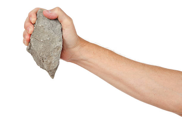 mano con una roccia - throwing stone human hand rock foto e immagini stock