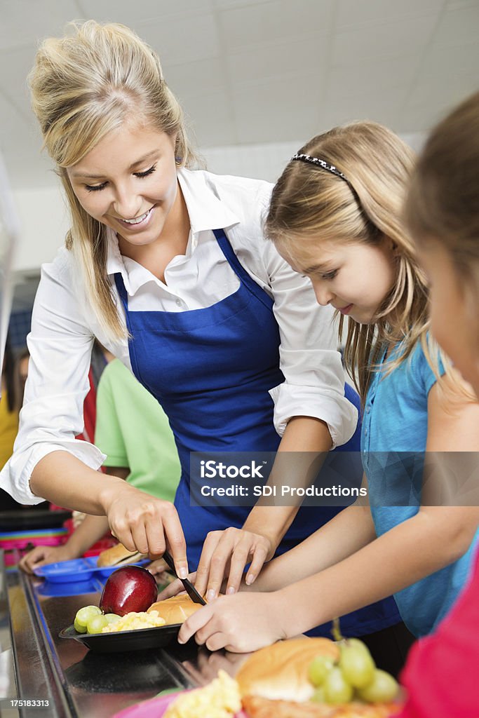 Alunos do ensino básico comprar almoço no refeitório da linha - Foto de stock de Criança royalty-free