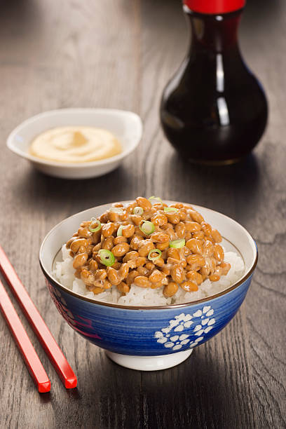natto (vergorenen soybeans) - chopsticks soybean japanese cuisine blue stock-fotos und bilder