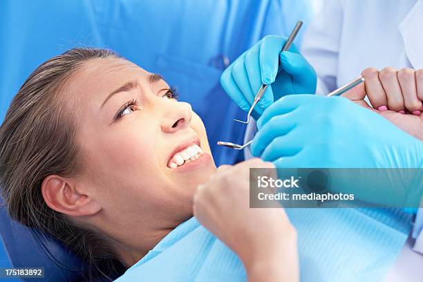 Obawia Się Dentysty - zdjęcia stockowe i więcej obrazów 20-24 lata - 20-24 lata, Badanie lekarskie, Ból zęba