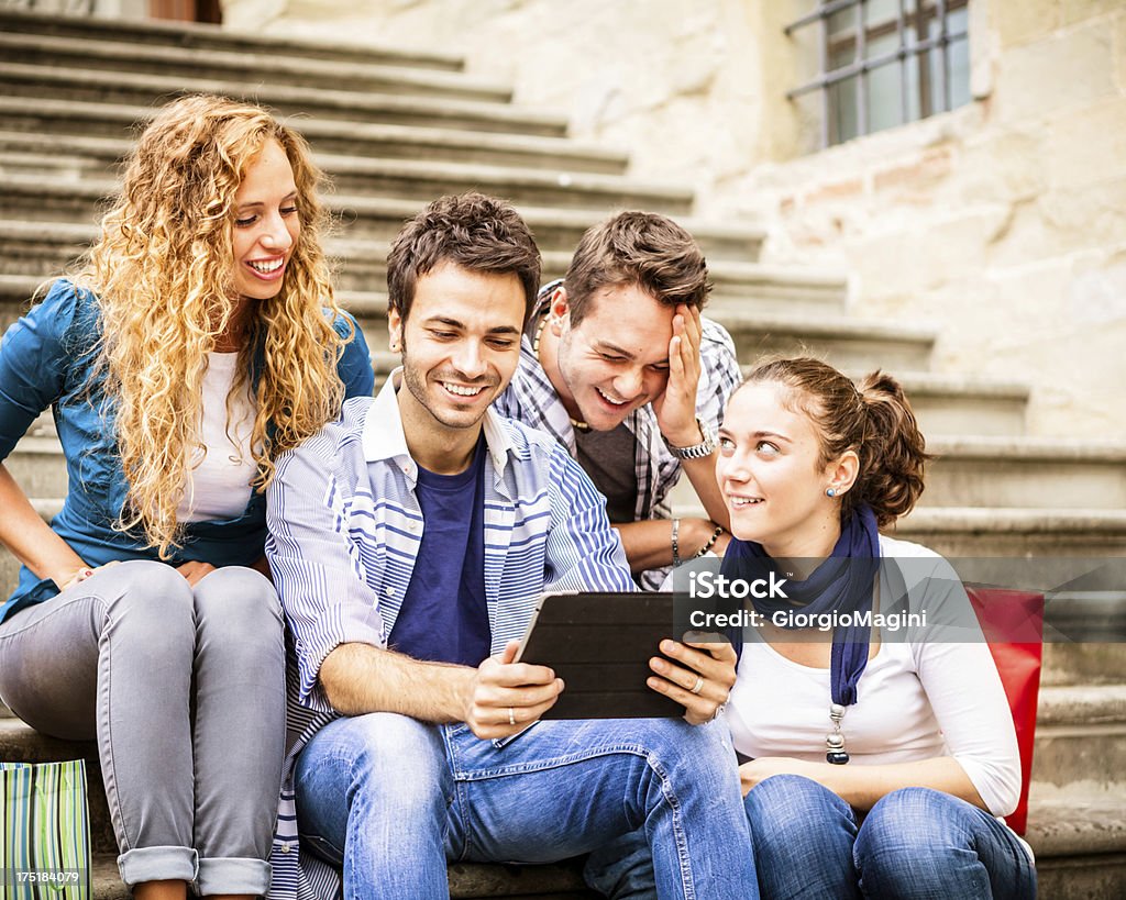 Jovens amigos em Itália com um Tablet Digital - Royalty-free 20-24 Anos Foto de stock