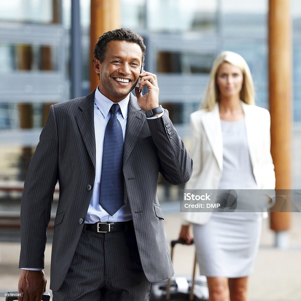 Homme d'affaires parler sur téléphone portable-Extérieur - Photo de 30-34 ans libre de droits