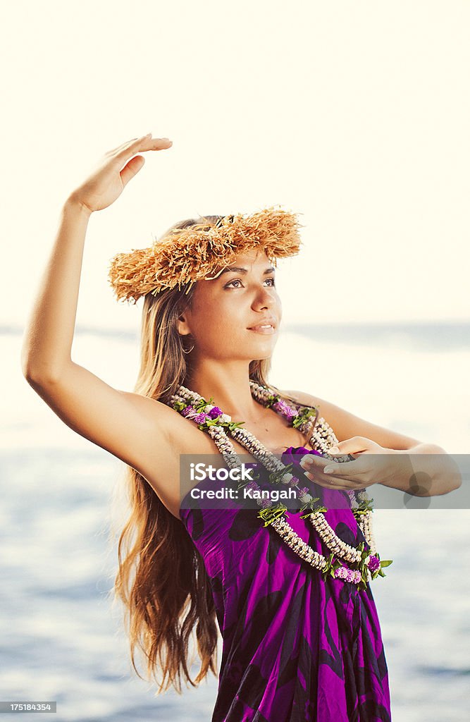 Hermosa Bailarina de Hula - Foto de stock de bailarín hawaiano libre de derechos