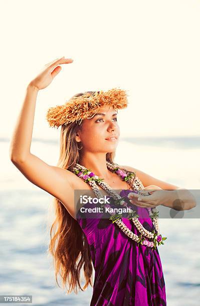 Hermosa Bailarina De Hula Foto de stock y más banco de imágenes de bailarín hawaiano - bailarín hawaiano, Adolescente, Adulto