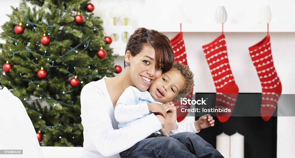 Biracial jovem mãe e filho a desfrutar de Natal juntos - Royalty-free Natal Foto de stock