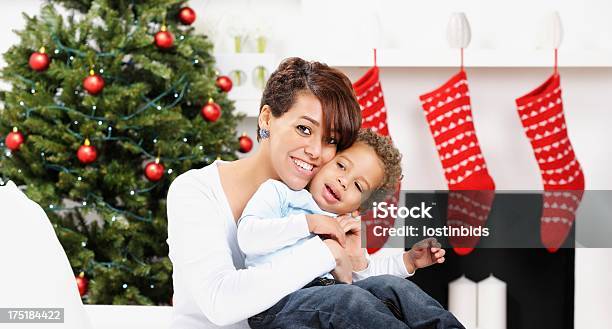Молодые Biracial Мать И Сын Наслаждаясь Рождество Вместе — стоковые фотографии и другие картинки Рождество