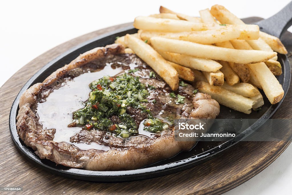 Filé de carne bovina grelhada com molho Chimichurri - Foto de stock de Almoço royalty-free