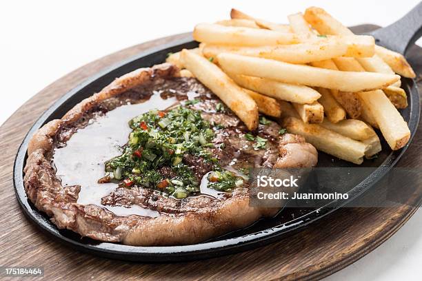 Bife De Carne Grelhado Com Molho Chimichurri - Fotografias de stock e mais imagens de Almoço - Almoço, Batata Frita - Lanche, Batatas Preparadas