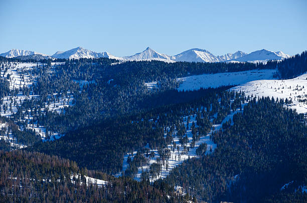 las pistas de esquí vail colorado - skiing colorado sawatch range usa fotografías e imágenes de stock