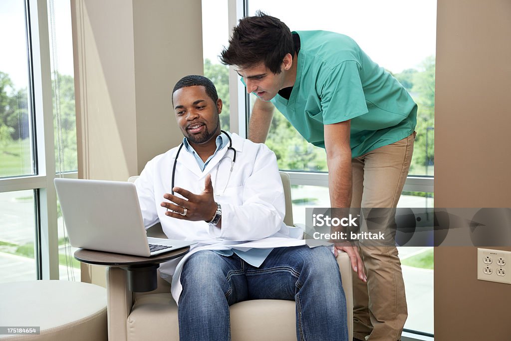 Arzt mit computer zeigen, Rettungssanitäter. - Lizenzfrei Akademisches Lernen Stock-Foto
