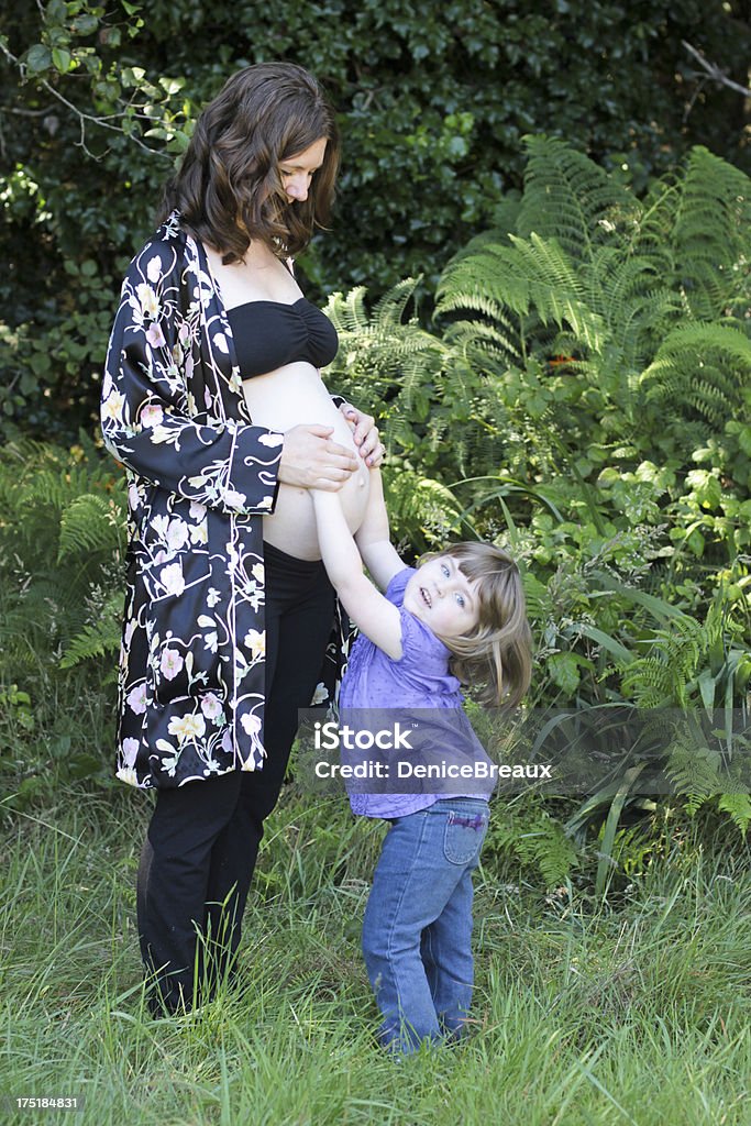 Embarazada Madre e hija - Foto de stock de 2-3 años libre de derechos