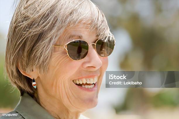 Sorridente Mulher Idosa - Fotografias de stock e mais imagens de 60-69 Anos - 60-69 Anos, 70 anos, Adulto