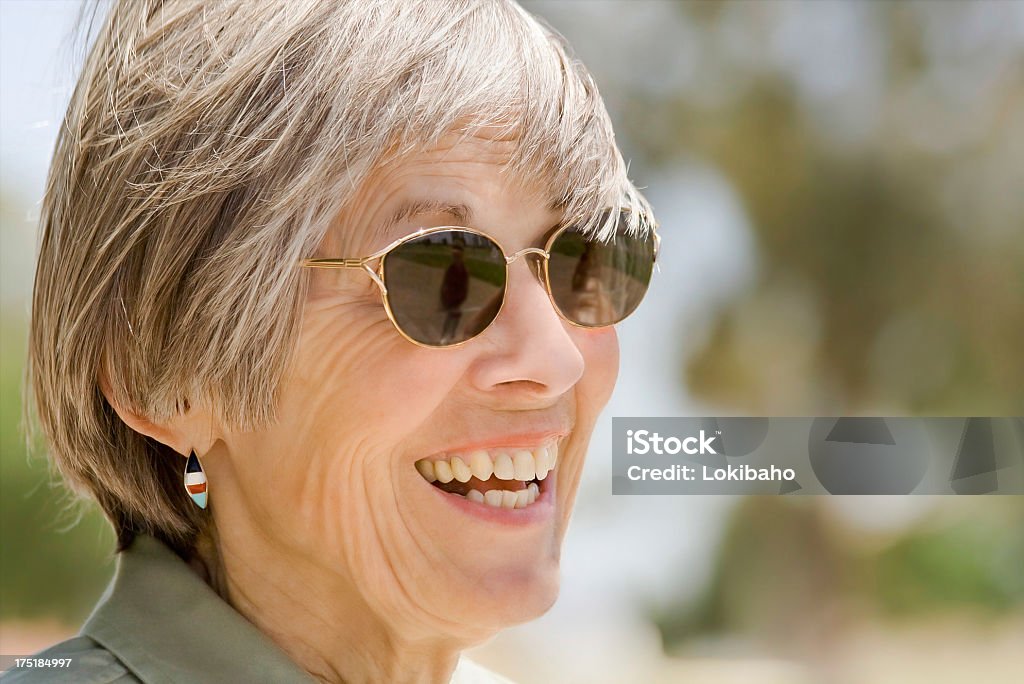 Улыбается Старший женщина - Стоковые фото 60-69 лет роялти-фри