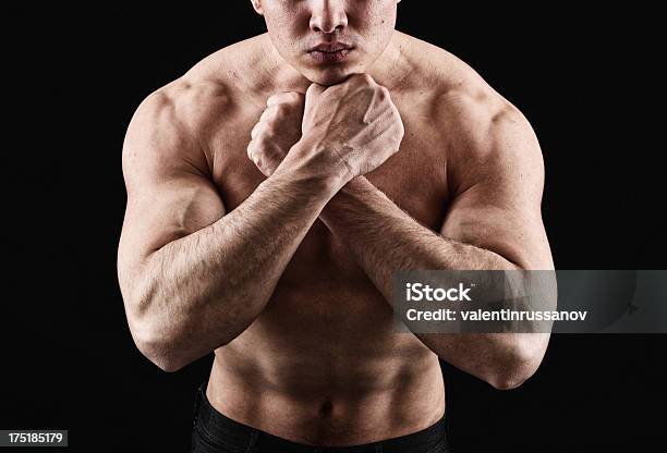 Muscolare Uomo - Fotografie stock e altre immagini di Bellezza - Bellezza, Colore nero, Composizione orizzontale