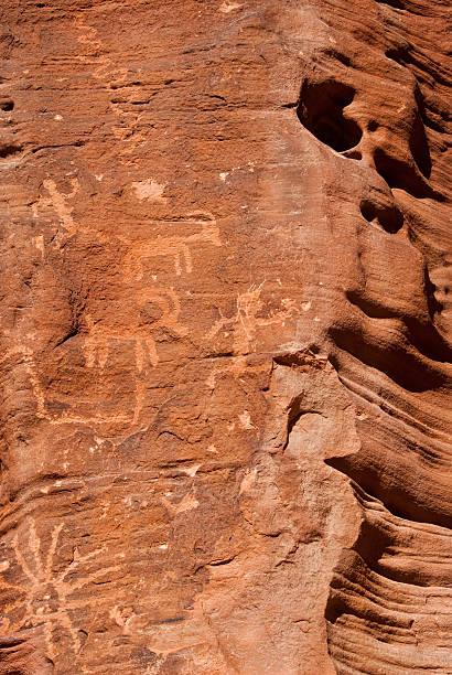 starożytny petroglyphs na kanion ściany - cave painting prehistoric art north american tribal culture nevada zdjęcia i obrazy z banku zdjęć