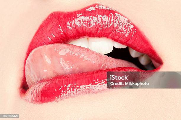 Lippen Lecken Stockfoto und mehr Bilder von Lippen lecken - Lippen lecken, Attraktive Frau, Begehren