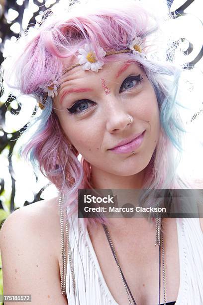 Blume Hippiemädchen Stockfoto und mehr Bilder von Attraktive Frau - Attraktive Frau, Bindi, Blick in die Kamera