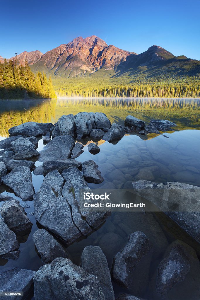 Jasper's ruhigen See Pyramid Lake - Lizenzfrei Baum Stock-Foto