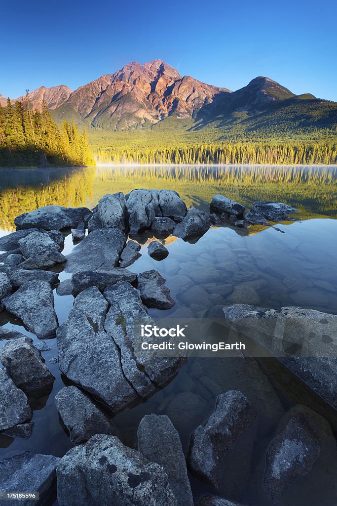 Jasper do tranquilo Lago Pyramid - Foto de stock de Alberta royalty-free