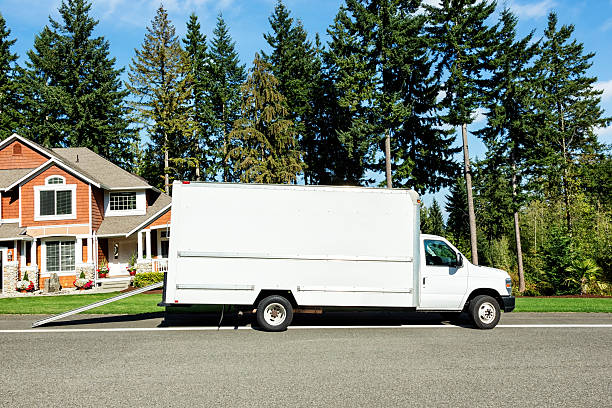 semplice bianco camion in movimento - delivery van truck delivering moving van foto e immagini stock