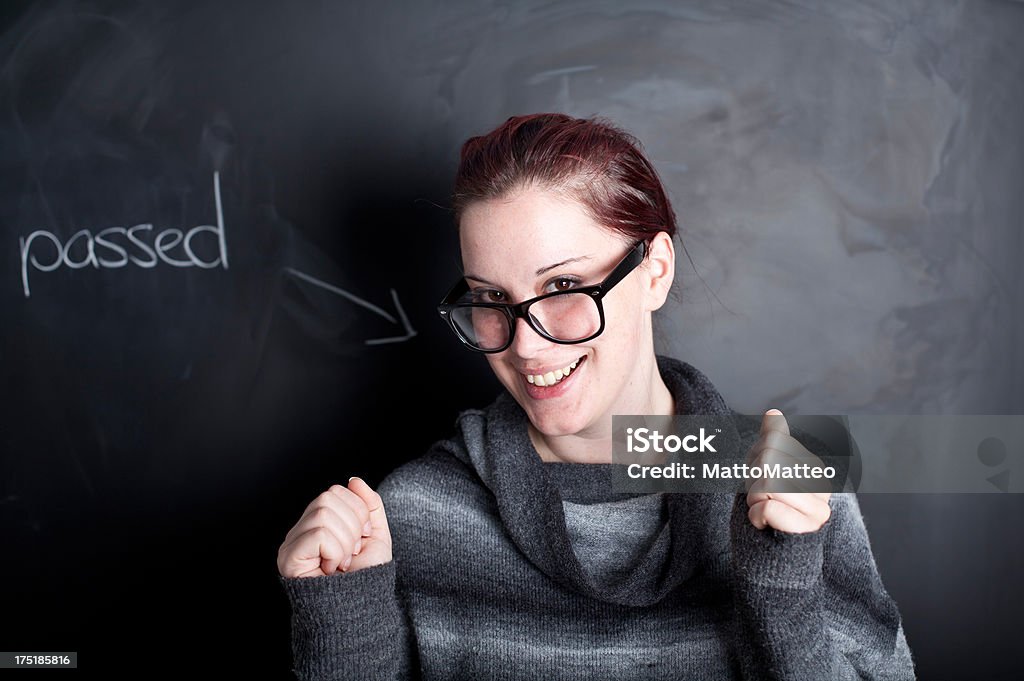 Jovem mulher na frente de um chalkboard - Royalty-free Adolescente Foto de stock