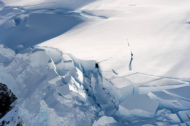 Avalanche Source "The snow pack breaks at the beginning of an avalanche. Denali National Park, Alaska, USA." avalanche stock pictures, royalty-free photos & images