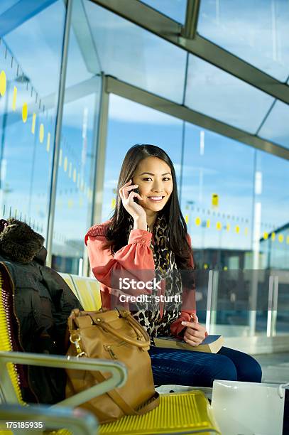 Foto de À Espera Do Ônibus e mais fotos de stock de 18-19 Anos - 18-19 Anos, 20 Anos, 20-24 Anos