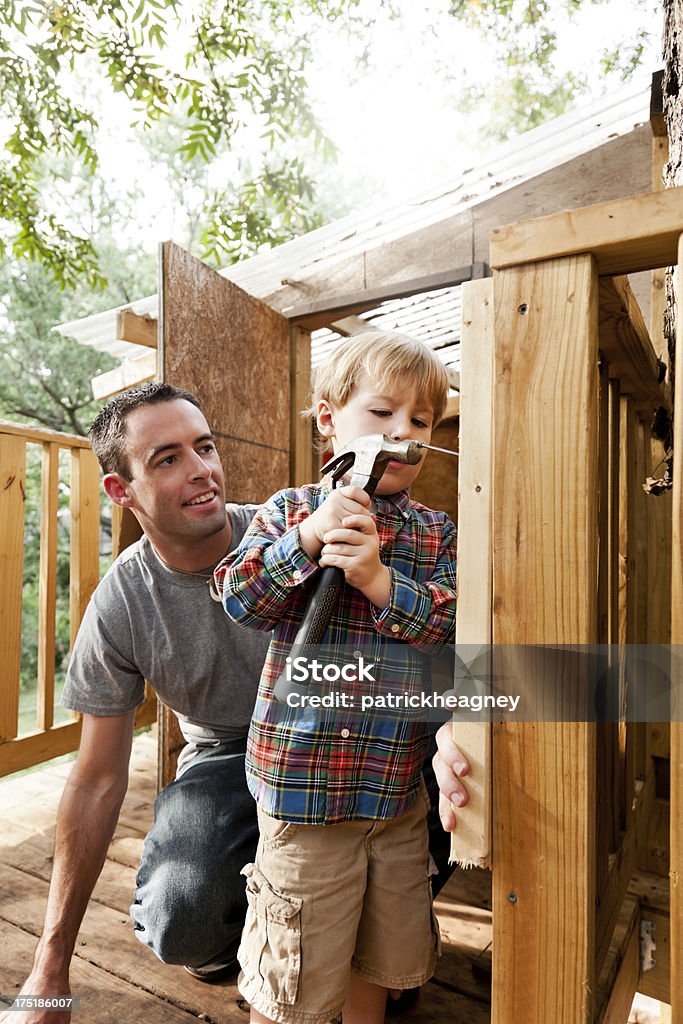 Pai e filho construir Casa de Árvore - Royalty-free Casa na árvore Foto de stock