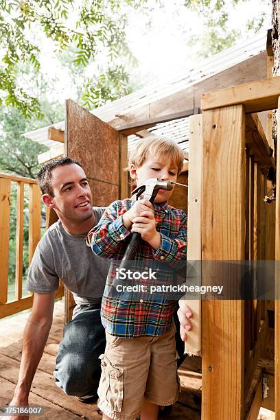 Pai E Filho Construir Casa De Árvore - Fotografias de stock e mais imagens de Casa na árvore - Casa na árvore, Construir, Pai