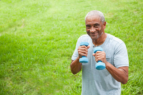 afro-americano homem idoso exercitar - sc0569 imagens e fotografias de stock
