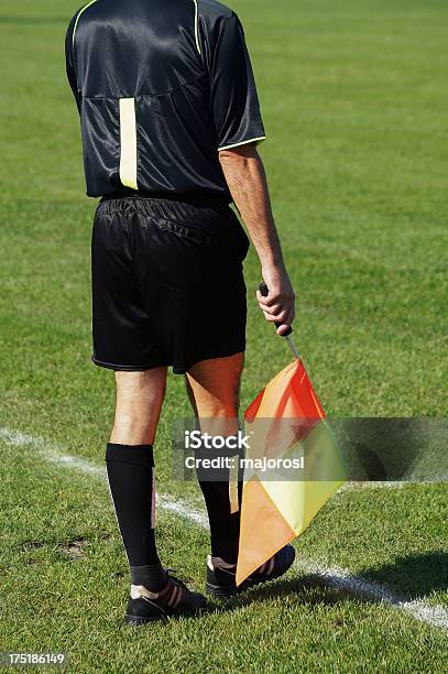 Árbitro En Un Partido De Fútbol Foto de stock y más banco de imágenes de Fútbol - Fútbol, Árbitro - Deportes, Vista posterior