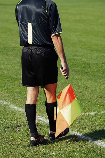 sędzia w meczu piłki nożnej - referee rear view back sport zdjęcia i obrazy z banku zdjęć