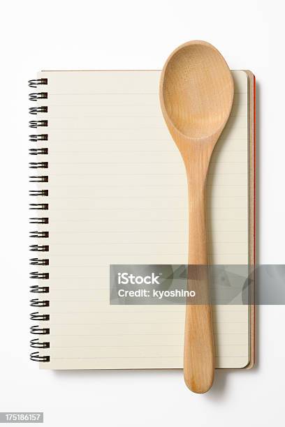 絶縁ショットの木製スプーンで空白のスパイラルノート - レシピのストックフォトや画像を多数ご用意 - レシピ, 料理本, 紙