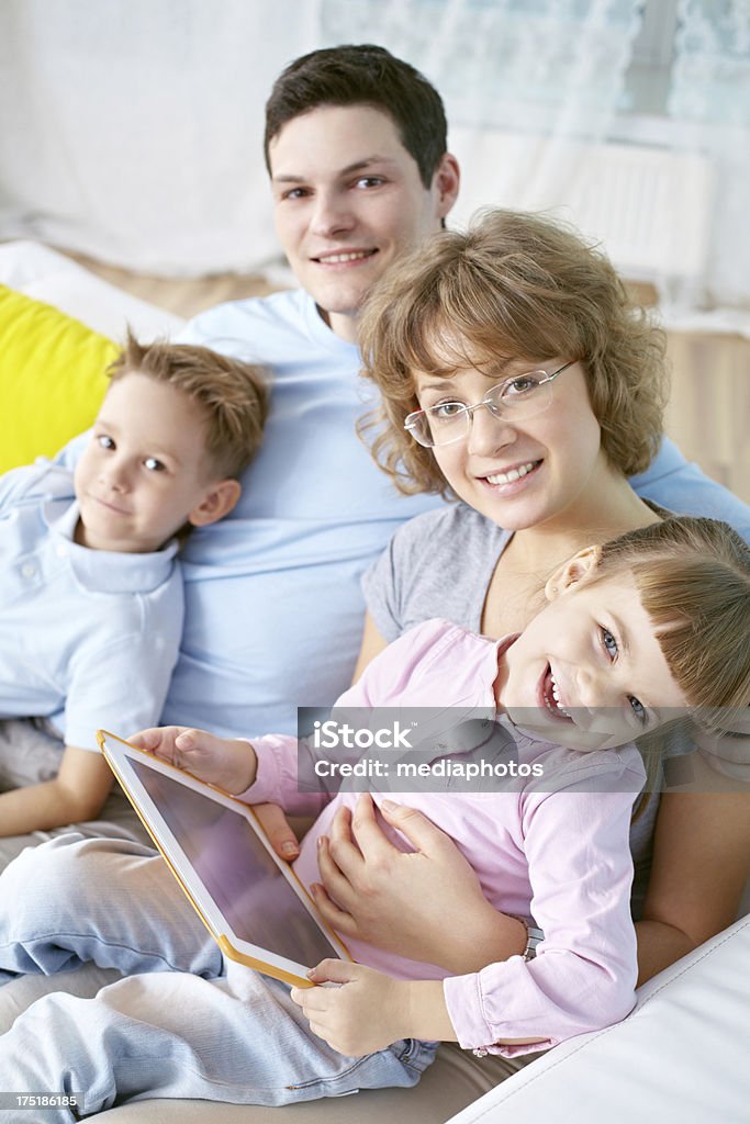 Família divertir-se com um tablet digital - Royalty-free 30-34 Anos Foto de stock