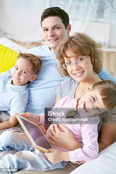 Família Divertirse Com Um Tablet Digital - Fotografias de stock e mais imagens de 30-34 Anos - 30-34 Anos, 30-39 Anos, 4-5 Anos