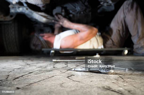 Meccanico Auto Lavorando Sotto Una Macchina - Fotografie stock e altre immagini di Adulto - Adulto, Attrezzi da lavoro, Automobile