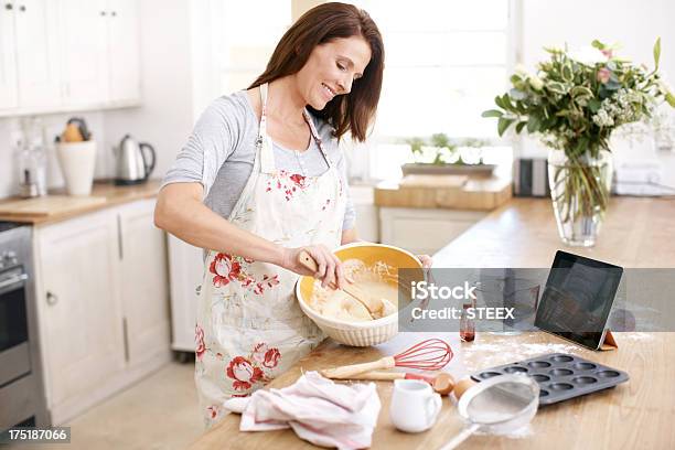 Rühren Zur Perfektion Stockfoto und mehr Bilder von Attraktive Frau - Attraktive Frau, Backblech, Backen