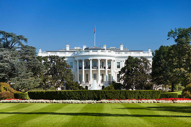 ホワイトのハウス - washington dc day white house american flag ストックフォトと画像