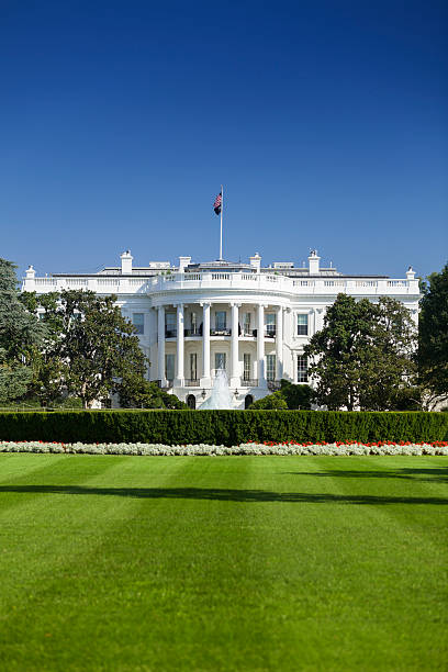 ホワイトのハウス - washington dc day white house american flag ストックフォトと画像