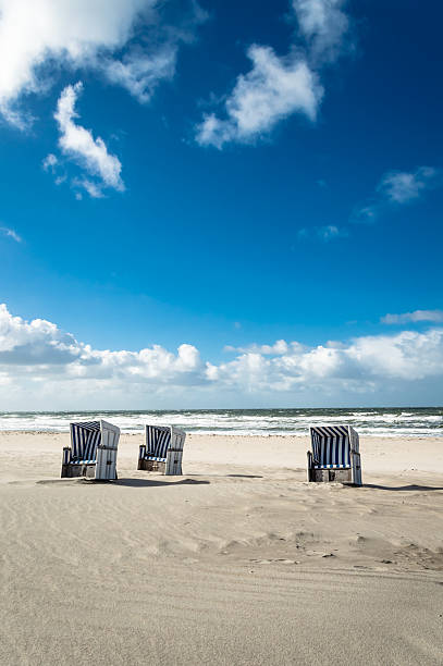 пляже стулья с капюшоном - north sea zen like beach protection стоковые фото и изображения