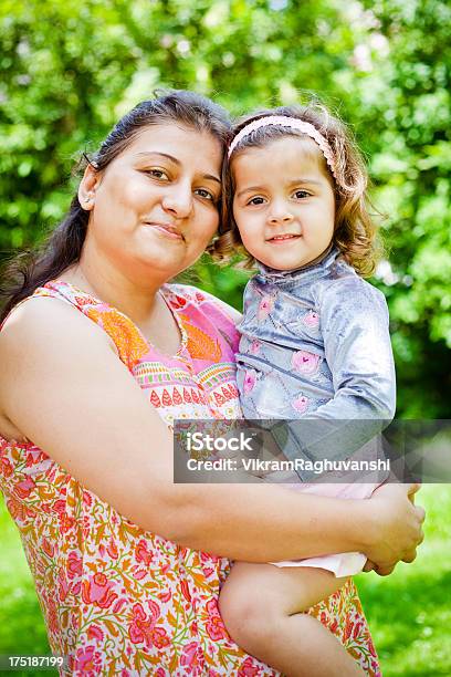 Radosny Indian Matka Z Jej Mała Dziewczynka Wyświetlono Miłość Odbierane Jako - zdjęcia stockowe i więcej obrazów 12-17 miesięcy