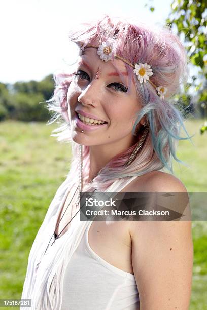 Chica Feliz Con Flores En El Pelo Foto de stock y más banco de imágenes de Chica adolescente - Chica adolescente, San Francisco, Hippy