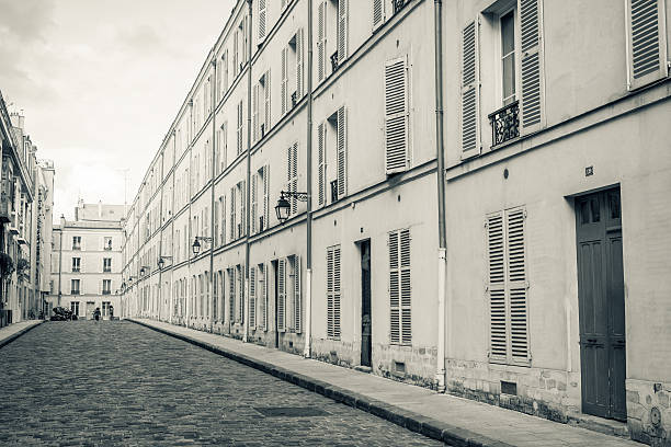 istock Narrow alley of Paris 175187313