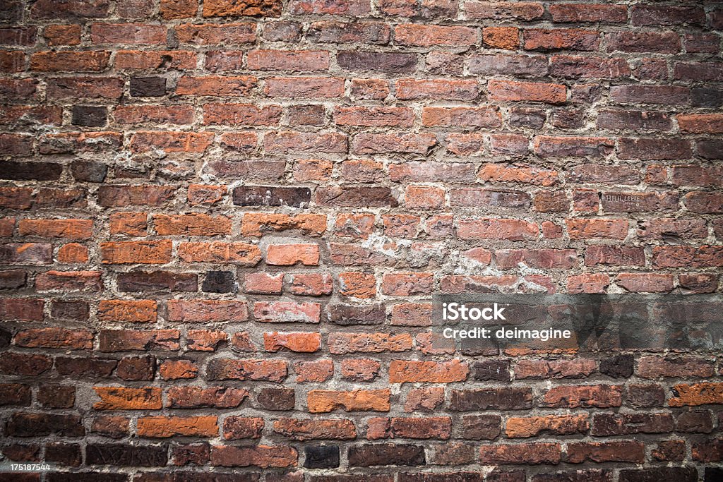 Muro di mattoni danneggiata - Foto stock royalty-free di Arancione